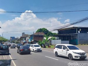 Arus Lalin Simpang Karanglo ke Kota Batu Terpantau Padat di H+3 Lebaran Arus Lalin Simpang Karanglo ke Kota Batu Terpantau Padat di H+3 Lebaran