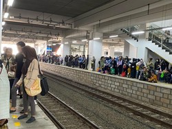 Stasiun Manggarai Tetap Ramai Saat Libur Lebaran