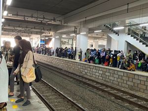 Stasiun Manggarai Tetap Ramai Saat Libur Lebaran Stasiun Manggarai Tetap Ramai Saat Libur Lebaran