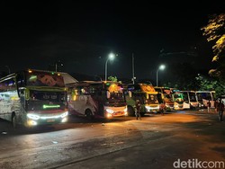 Dedy Rela Berdiri 3 Jam Naik Bus Kediri-Surabaya saat Arus Balik Lebaran