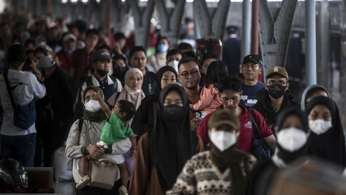 Suasana Arus Balik Mulai Terlihat di Stasiun Pasar Senen Sejumlah pemudik kereta api Fajar Utama Yogyakarta berlangsung keluar setibanya di Stasiun Pasar Senen, Jakarta, Sabtu (13/4/2024). PT Kereta Api Indonesia (Persero) Daop 1 Jakarta memperkirakan sekitar 44.000-46.000 penumpang KA Jarak Jauh turun di area Daop 1 Jakarta pada puncak arus balik Idulfitri 2024 yang dimulai pada 13-15 April 2024. ANTARA FOTO/Aprillio Akbar/nz