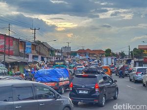 Perjuangan Hendri 7,5 Jam Lintasi Kemacetan Gentong hingga Nagreg