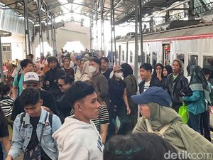 Penumpang KRL Solo-Jogja Membeludak di Libur Lebaran Penumpang KRL Solo-Jogja Membeludak di Libur Lebaran