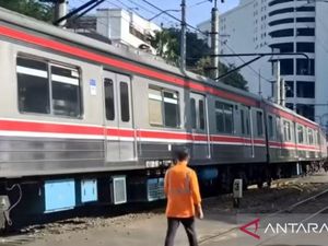 KRL Anjlok di Depan WTC Mangga Dua Telah Dievakuasi KRL Anjlok di Depan WTC Mangga Dua Telah Dievakuasi
