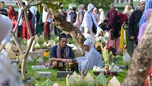 Doa Ziarah Kubur Orang Tua Perempuan: Arab, Latin dan Artinya
