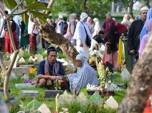 Tata Cara dan Adab Ziarah Kubur Jelang Ramadhan, Tidak Dianjurkan Tabur Bunga Tata Cara dan Adab Ziarah Kubur Jelang Ramadhan, Tidak Dianjurkan Tabur Bunga