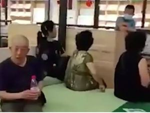 Fakta 37 Turis China Dikurung di Toko Kasur, Bayar Tur Rp 8,8 Juta Fakta 37 Turis China Dikurung di Toko Kasur, Bayar Tur Rp 8,8 Juta