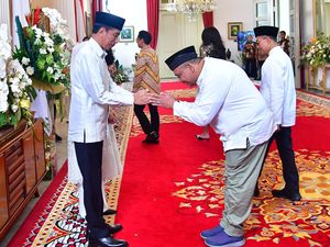 Wamenaker Silaturahmi dengan Jokowi-Prabowo di Open House Istana Negara Wamenaker Silaturahmi dengan Jokowi-Prabowo di Open House Istana Negara