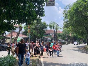 Warga Marah Harus Jalan Kaki Sambil Gendong Cucu ke Ragunan gegara Macet