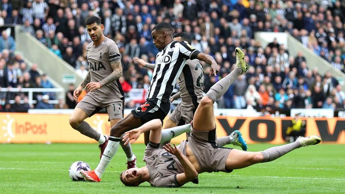 NEWCASTLE UPON TYNE, ENGLAND - APRIL 13: Alexander Isak of Newcastle United scores his teams first goal as Micky van de Ven of Tottenham Hotspur falls during the Premier League match between Newcastle United and Tottenham Hotspur at St. James Park on April 13, 2024 in Newcastle upon Tyne, England. (Photo by George Wood/Getty Images) (Photo by George Wood/Getty Images)