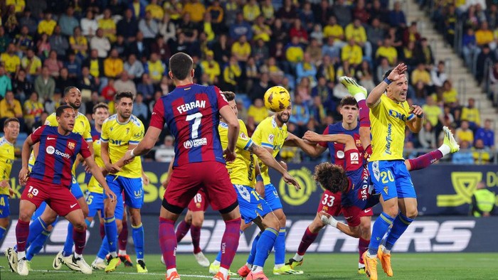 CADIZ, SPAIN - APRIL 13: Joao Felix of FC Barcelona scores his teams first goal from an overhead kick during the LaLiga EA Sports match between Cadiz CF and FC Barcelona at Estadio Nuevo Mirandilla on April 13, 2024 in Cadiz, Spain. (Photo by Fran Santiago/Getty Images) (Photo by Fran Santiago/Getty Images)