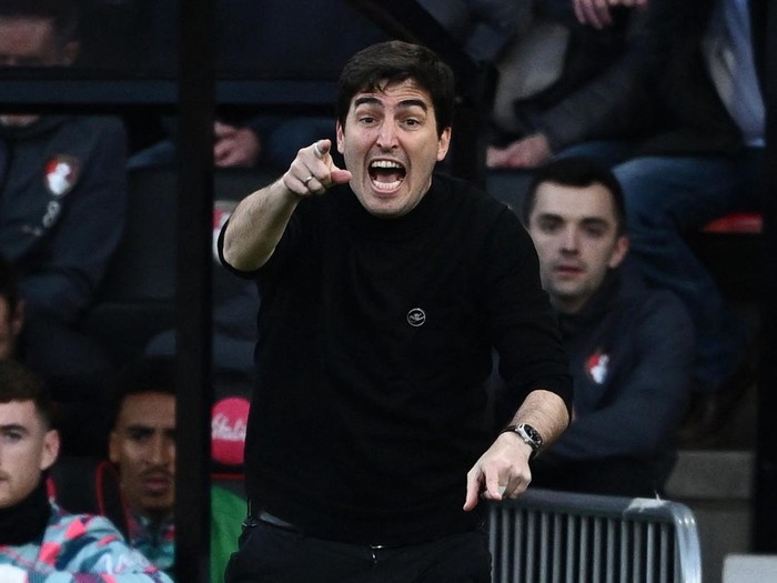 Soccer Football - Premier League - AFC Bournemouth v Manchester United - Vitality Stadium, Bournemouth, Britain - April 13, 2024 AFC Bournemouth manager Andoni Iraola reacts REUTERS/Dylan Martinez NO USE WITH UNAUTHORIZED AUDIO, VIDEO, DATA, FIXTURE LISTS, CLUB/LEAGUE LOGOS OR 'LIVE' SERVICES. ONLINE IN-MATCH USE LIMITED TO 45 IMAGES, NO VIDEO EMULATION. NO USE IN BETTING, GAMES OR SINGLE CLUB/LEAGUE/PLAYER PUBLICATIONS.