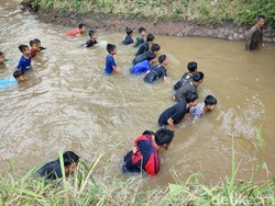 Tradisi Ngobeng Saat Lebaran di Ciamis, Adu Ketangkasan Tangkap Ikan