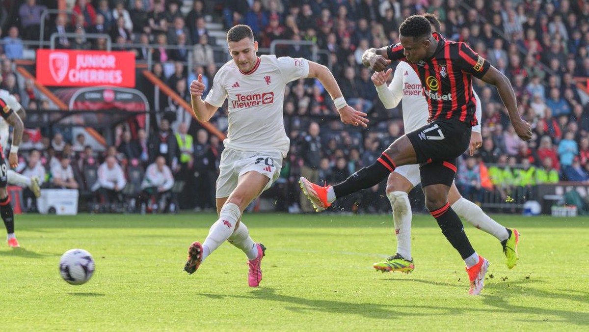 Bournemouth unggul 2-1 atas MU di babak pertama. Foto: CameraSport via Getty Images/David Horton - CameraSport
