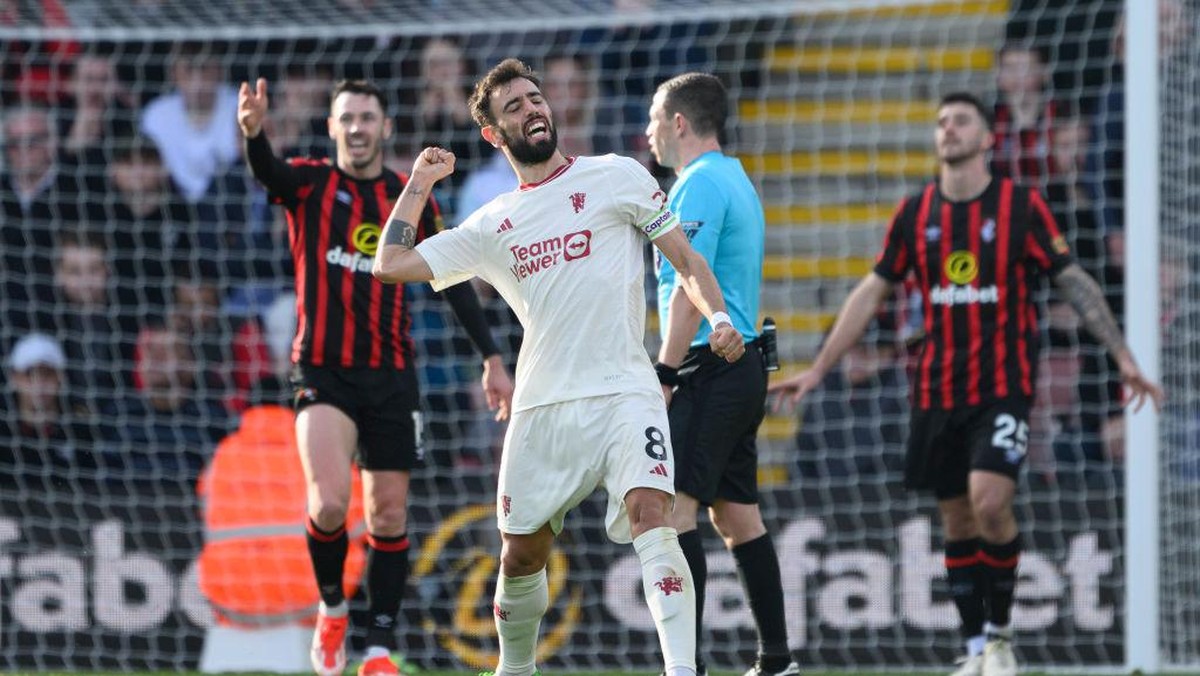 Fernandes (tengah) selamatkan MU dari kekalahan. Foto: CameraSport via Getty Images/David Horton - CameraSport