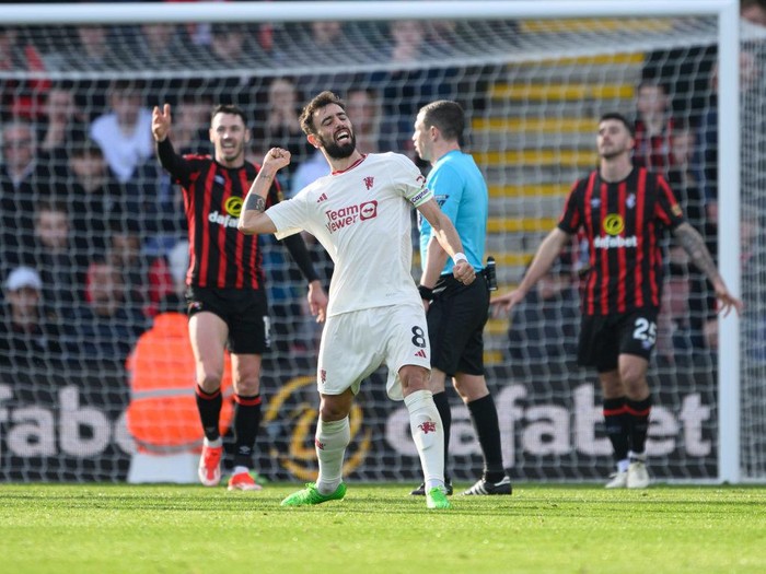 BOURNEMOUTH, ENGLAND - APRIL 13:  Manchester United's Bruno Fernandes (centre) celebrates scoring his side's first goal during the Premier League match between AFC Bournemouth and Manchester United at Vitality Stadium on April 13, 2024 in Bournemouth, England.(Photo by David Horton - CameraSport via Getty Images)