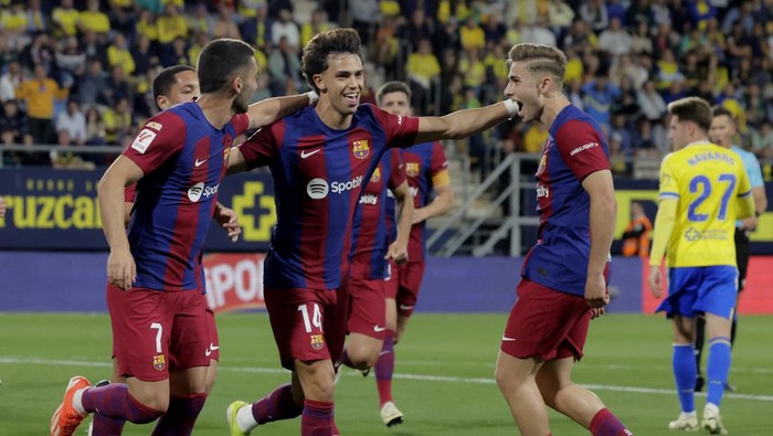 Soccer Football - LaLiga - Cadiz v FC Barcelona - Estadio Nuevo Mirandilla, Cadiz, Spain - April 13, 2024 FC Barcelonas Joao Felix celebrates scoring their first goal with Ferran Torres and Fermin Lopez REUTERS/Jon Nazca