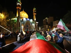 Warga Iran di Tehran Rayakan Serangan Balasan ke Israel