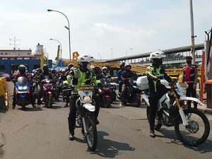 Pemudik Pakai Motor dari Merak Dikawal Polisi hingga Perbatasan Banten-DKI Pemudik Pakai Motor dari Merak Dikawal Polisi hingga Perbatasan Banten-DKI