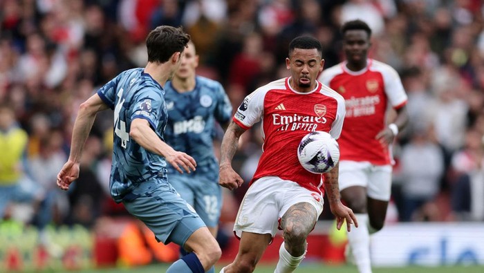 Soccer Football - Premier League - Arsenal v Aston Villa - Emirates Stadium, London, Britain - April 14, 2024 Aston Villas Pau Torres in action with Arsenals Gabriel Jesus REUTERS/David Klein NO USE WITH UNAUTHORIZED AUDIO, VIDEO, DATA, FIXTURE LISTS, CLUB/LEAGUE LOGOS OR LIVE SERVICES. ONLINE IN-MATCH USE LIMITED TO 45 IMAGES, NO VIDEO EMULATION. NO USE IN BETTING, GAMES OR SINGLE CLUB/LEAGUE/PLAYER PUBLICATIONS.