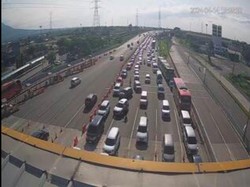 Kondisi Terkini Arus Balik Lebaran di Gerbang Tol Kejapanan, Padat Dua Arah