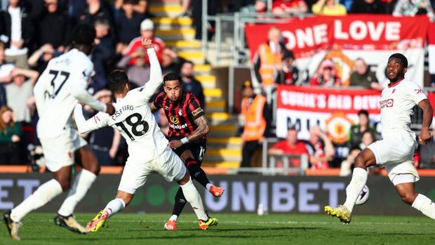 BOURNEMOUTH, ENGLAND - APRIL 14: Justin Kluivert of Bournemouth scores their 2nd goal during the Premier League match between AFC Bournemouth and Manchester United at Vitality Stadium on April 14, 2024 in Bournemouth, England.(Photo by Charlotte Wilson/Offside/Offside via Getty Images)
