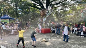 Ramainya Kawasan Gasibu Bandung di Akhir Pekan