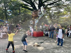 Ramainya Kawasan Gasibu Bandung di Akhir Pekan