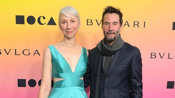 7 Foto Keanu Reeves dan Pacar Profesor, Pamer Momen Langka Mesra di Publik