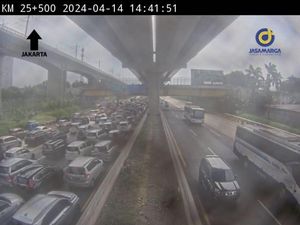 Ada Kecelakaan di Km 23 Tol Japek, Lalin Macet