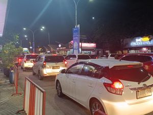 Keluh Pemudik di Tol Cikampek: Bandung-Karawang Makan Waktu 4 Jam Keluh Pemudik di Tol Cikampek: Bandung-Karawang Makan Waktu 4 Jam