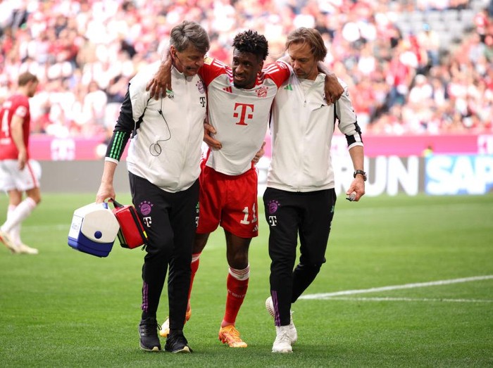 MUNICH, GERMANY - APRIL 13: Kingsley Coman of Bayern Munich leaves the pitch with the help of medical staff following an injury during the Bundesliga match between FC Bayern München and 1. FC Köln at Allianz Arena on April 13, 2024 in Munich, Germany. (Photo by Adam Pretty/Getty Images) (Photo by Adam Pretty/Getty Images)
