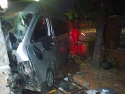 Ringsek! Minibus Rombongan Pemudik Asal Bandung Tabrak Rumah di Kulon Progo