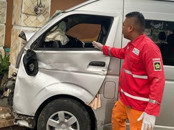 Detik-detik Minibus Rombongan Pemudik Asal Bandung Tabrak Rumah di Kulon Progo