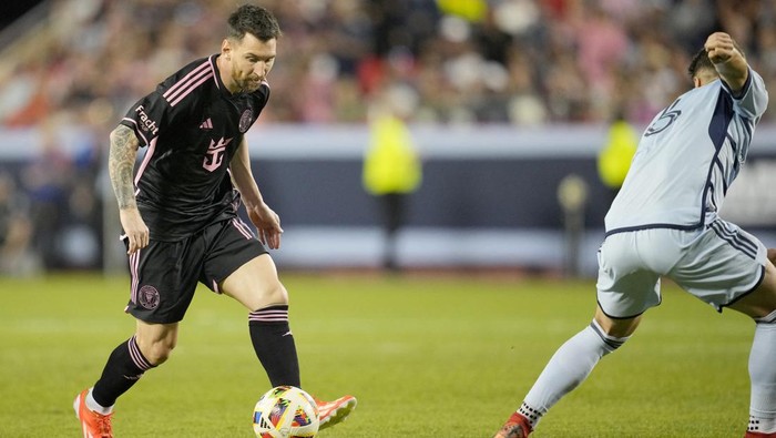 Apr 13, 2024; Kansas City, Kansas, USA; Inter Miami CF forward Lionel Messi (10) dribbles during the second half against Sporting Kansas City at GEHA Field at Arrowhead Stadium. Mandatory Credit: Jay Biggerstaff-USA TODAY Sports