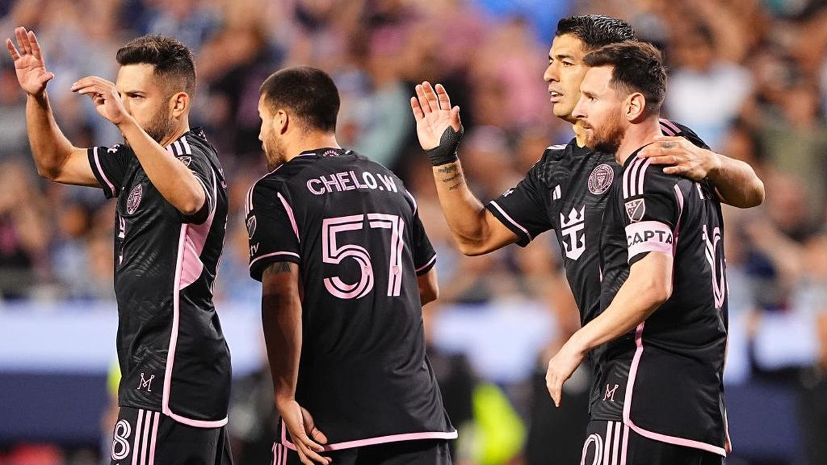 Luis Suarez mencetak gol saat membantu Inter Miami mengalahkan Sporting KC. Foto: Getty Images/Kyle Rivas