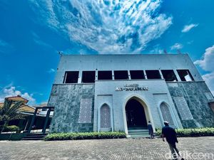 Mengintip Masjid Ar-Rohmat yang Megah di Pondok Cabe Mengintip Masjid Ar-Rohmat yang Megah di Pondok Cabe