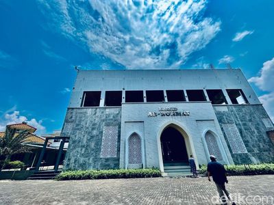 Mengintip Masjid Ar-Rohmat yang Megah di Pondok Cabe