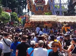 Wisatawan Padati Ubud Nonton Ritual Pelebon Tjokorda Bagus Santaka