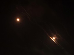 Penampakan Langit Israel Utara saat Dihujani Serangan Drone dari Irak