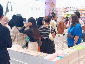 Gerai Miniso Pink Transmart Kokas Diserbu Pembeli Gerai Miniso Pink Transmart Kokas Diserbu Pembeli