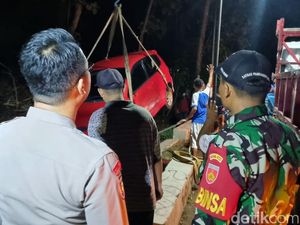 Mobil Sedan Berisi 5 Orang Nyemplung Sungai Usai Wisata ke Rawa Jombor Klaten