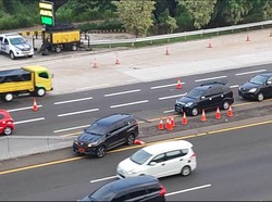 Sejumlah Mobil Terobos Cone Contraflow di GT Cikampek