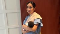 7 Foto Nagita Momong Baby Lily yang Diduga Diadopsi Keluarga Raffi Ahmad
