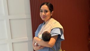 7 Foto Nagita Momong Baby Lily yang Diduga Diadopsi Keluarga Raffi Ahmad