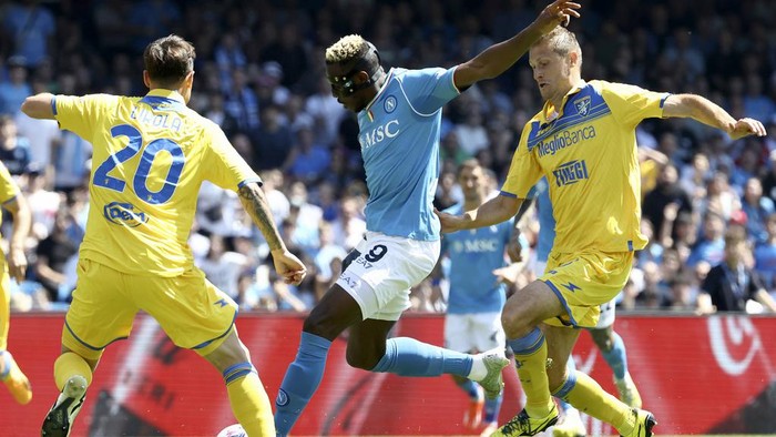 Napolis Victor Osimhen controls the ball between Frosinones Pol Lirola, left, and Frosinones Simone Romagnoli, right, during a Serie A soccer match between Napoli and Frosinone at the Diego Armando Maradona Stadium in Naples, Italy, Sunday, April 14, 2024. (Alessandro Garofalo/LaPresse via AP)
