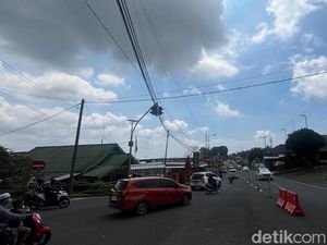 Volume Kendaraan di Jalur Wisata Pacet-Trawas Meningkat H+4 Lebaran Volume Kendaraan di Jalur Wisata Pacet-Trawas Meningkat H+4 Lebaran