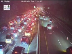 Kakorlantas Ungkap Penyebab Tol Japek Arah Jakarta Macet Malam Ini