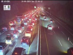 Kakorlantas Ungkap Penyebab Tol Japek Arah Jakarta Macet Malam Ini Kakorlantas Ungkap Penyebab Tol Japek Arah Jakarta Macet Malam Ini