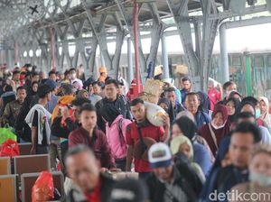 Suasana Arus Balik di Stasiun Pasar Senen